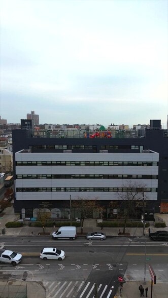 360 Neptune Ave, Brooklyn, NY à louer - Vidéo sur l’inscription commerciale - Image 2 de 10