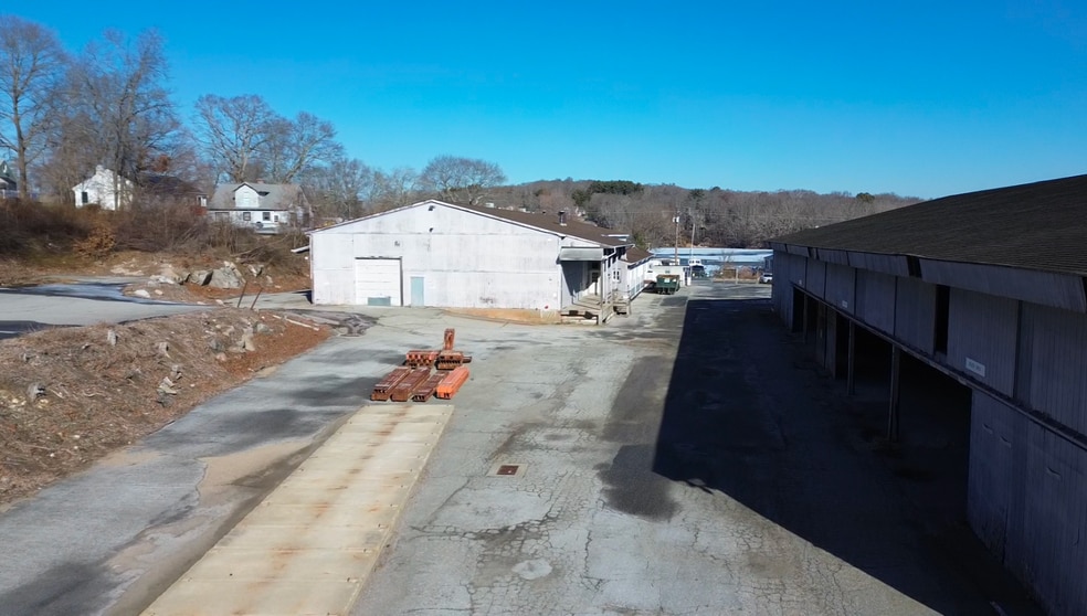 45 Richards Grove Rd, Quaker Hill, CT for sale - Building Photo - Image 3 of 26