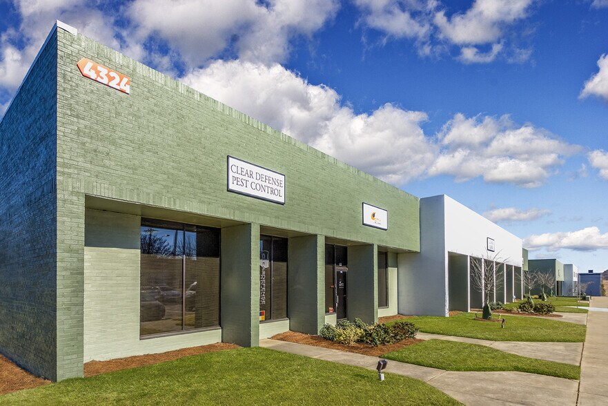 4324 Revolution Park Dr, Charlotte, NC à louer - Photo du bâtiment - Image 2 de 2