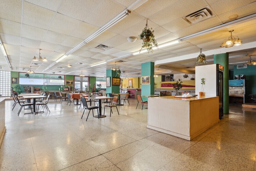 120 Broadway ave, Fairfield, IA à vendre - Photo du bâtiment - Image 2 de 11