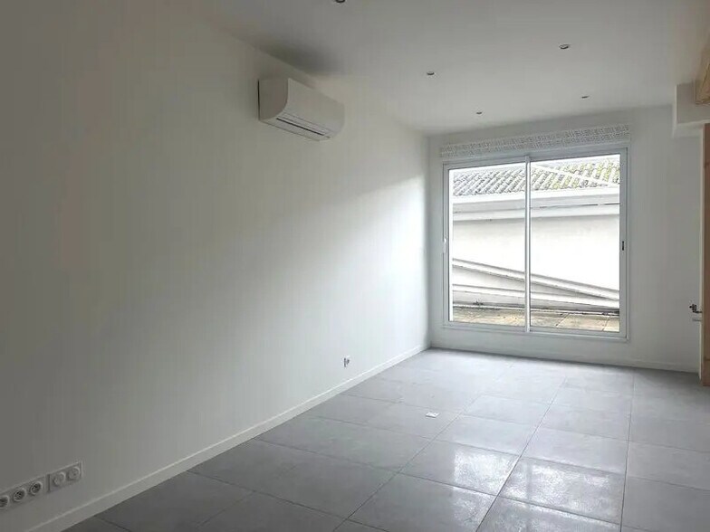 Office in Villeurbanne for lease - Building Photo - Image 2 of 6