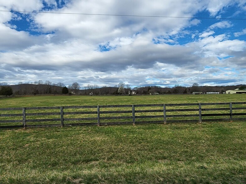 24555 James Monroe Hwy, Aldie, VA à louer - Photo du bâtiment - Image 3 de 12