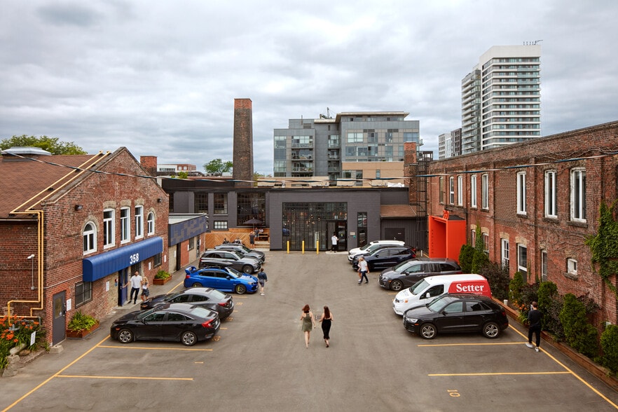 358-376 Dufferin St, Toronto, ON for lease - Interior Photo - Image 3 of 4