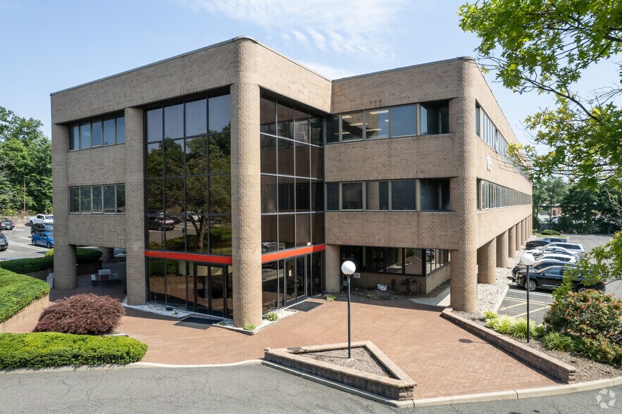 65 Harristown Rd, Glen Rock, NJ à louer - Photo du bâtiment - Image 1 de 52