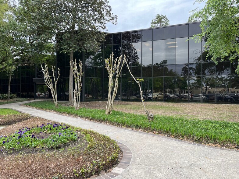 700 Rockmead Dr, Kingwood, TX à louer - Photo principale - Image 1 de 6