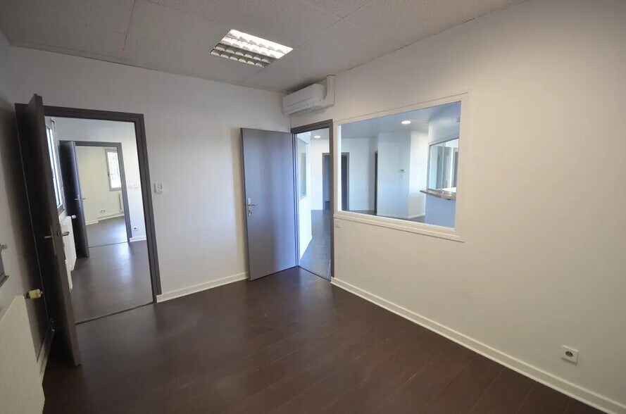 Office in Rillieux-la-Pape for lease - Interior Photo - Image 3 of 3
