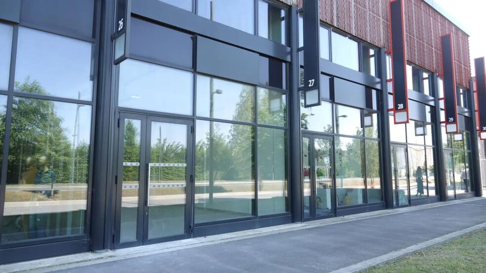 Retail in Tremblay-en-France for lease - Building Photo - Image 1 of 7