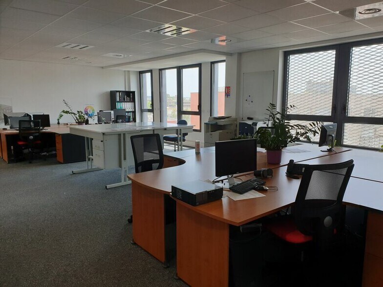 Office in Vaulx-en-Velin for lease - Interior Photo - Image 3 of 11