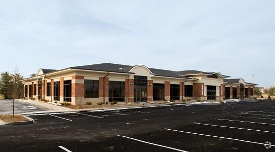 8325 E Southport Rd, Indianapolis, IN à louer - Photo du bâtiment - Image 2 de 5