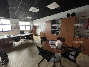 Flex in Croissy-Beaubourg for lease Interior Photo- Image 2 of 5