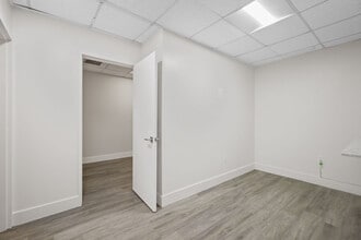 960 W 41st St, Miami Beach, FL for lease Interior Photo- Image 2 of 11