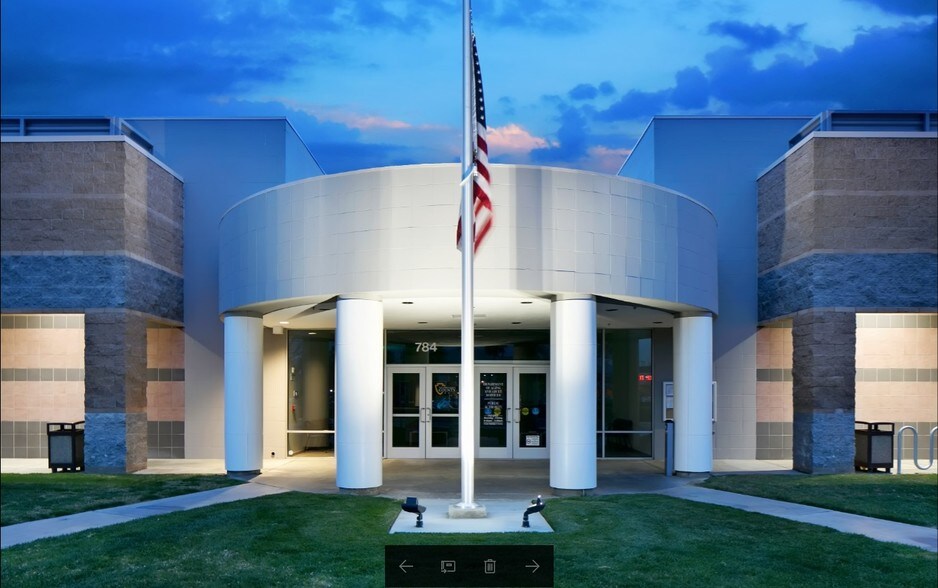 650 E Hospitality Ln, San Bernardino, CA à louer - Photo du bâtiment - Image 3 de 11