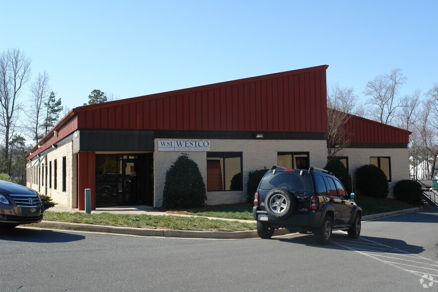 6646 E WT Harris Blvd, Charlotte, NC à louer - Photo du bâtiment - Image 2 de 5