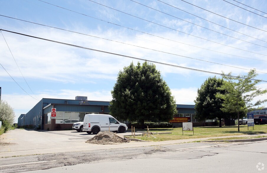 25-27 Metropolitan Rd, Toronto, ON à louer - Photo du bâtiment - Image 2 de 2