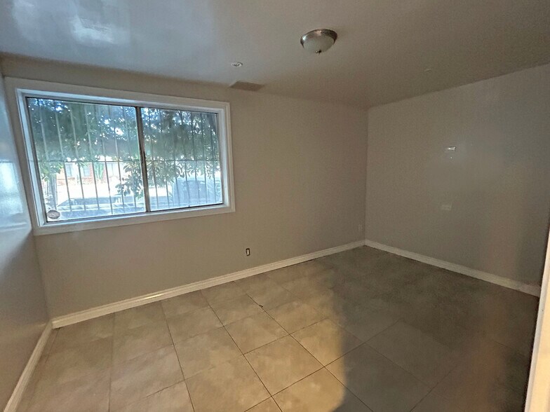 7646 Densmore Ave, Van Nuys, CA à louer - Photo du bâtiment - Image 3 de 3