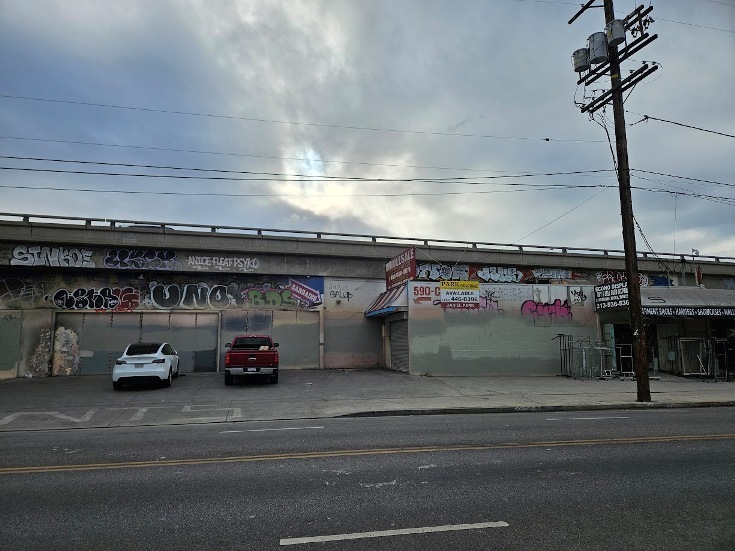 590 E 16th St, Los Angeles, CA à louer - Photo du bâtiment - Image 1 de 15