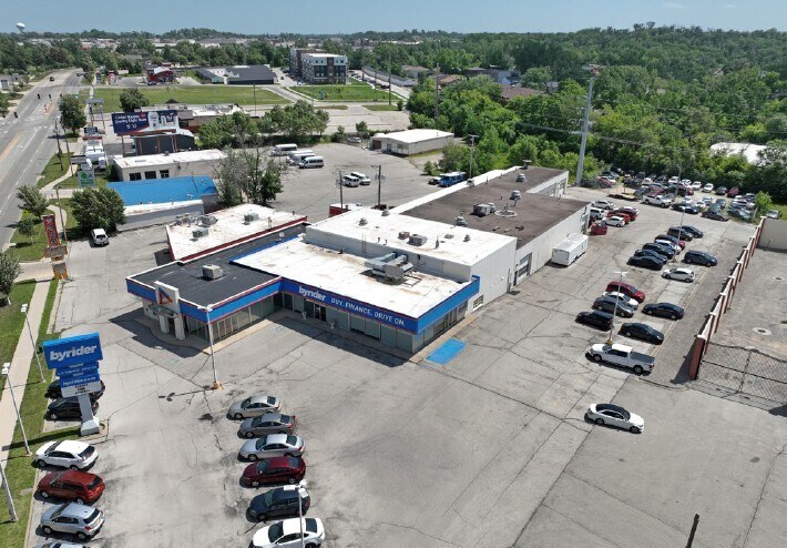 3837 1st Ave, Cedar Rapids, IA à vendre - Photo du bâtiment - Image 2 de 4