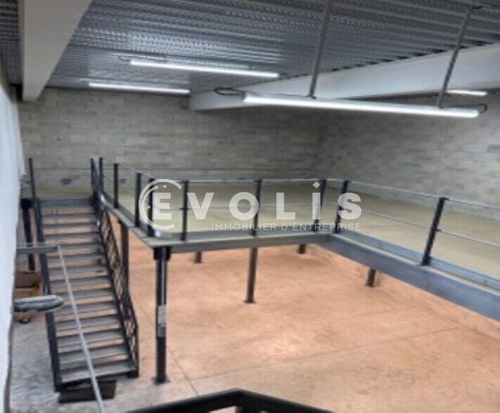 Flex in Villeneuve-la-Garenne for lease - Interior Photo - Image 3 of 12