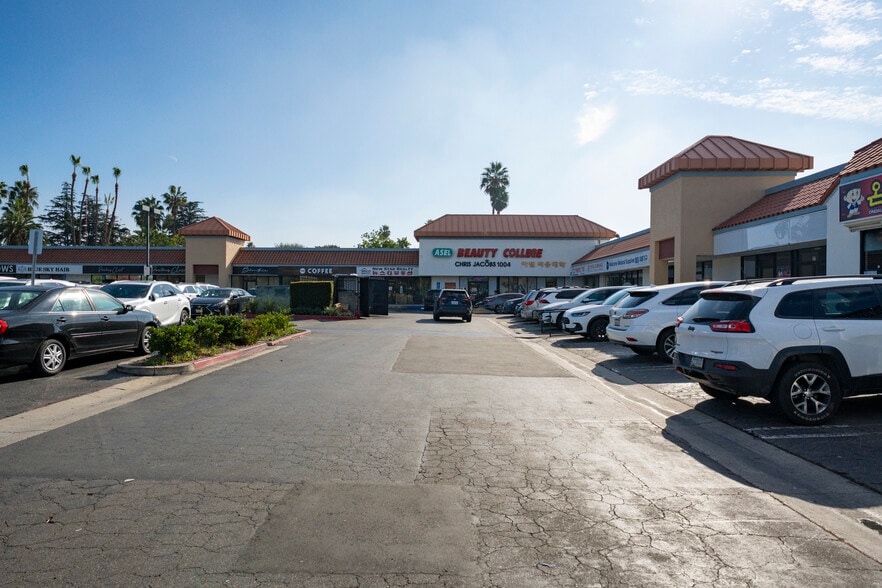 9240 Garden Grove Blvd, Garden Grove, CA à louer - Photo du bâtiment - Image 3 de 5