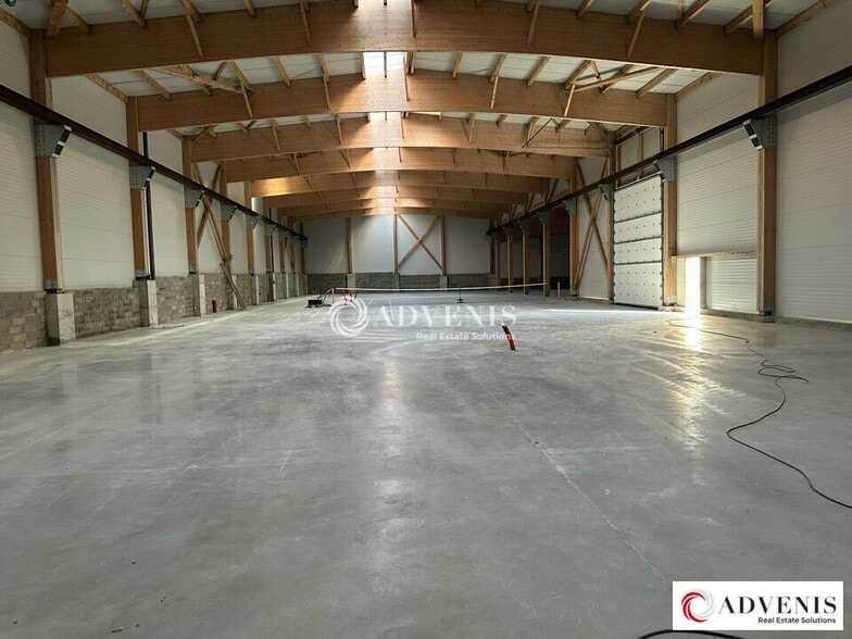 Industrial in Bassens for lease - Building Photo - Image 2 of 9