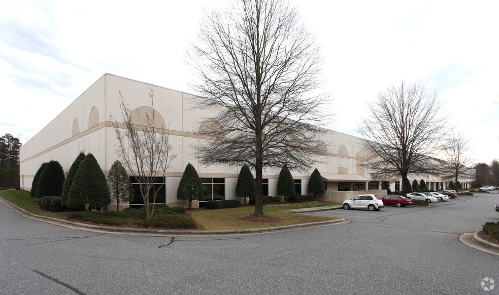 4200 Tudor Ln, Greensboro, NC for lease - Building Photo - Image 3 of 18