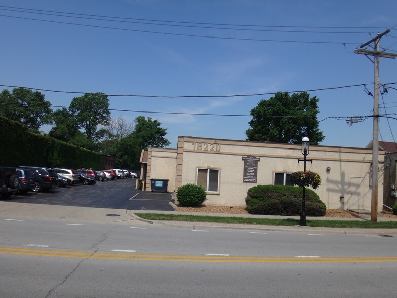 18220 Harwood Ave, Homewood, IL à vendre - Photo du bâtiment - Image 3 de 44
