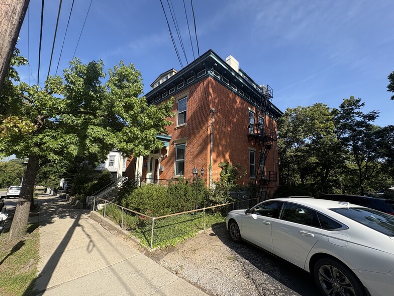 114 Wellington Pl, Cincinnati, OH for lease - Building Photo - Image 3 of 16