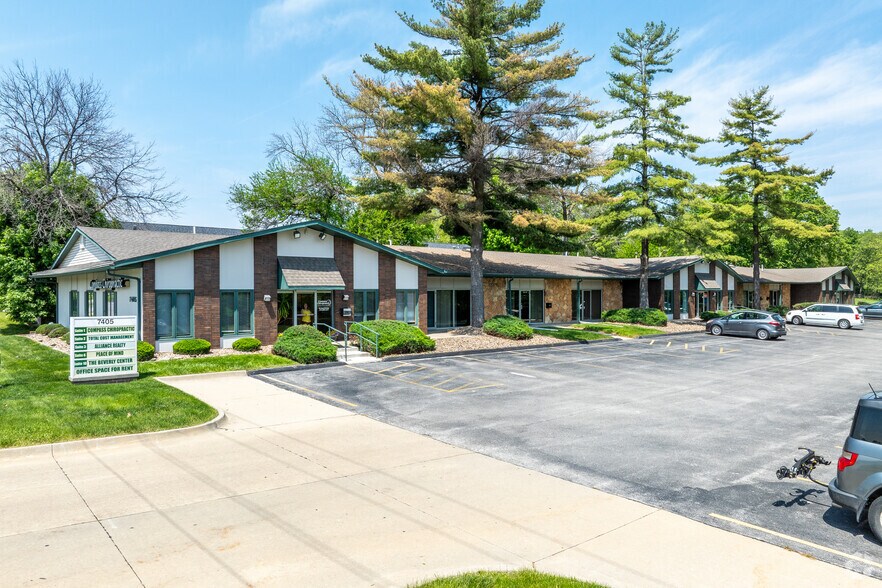 7405 University Ave, Des Moines, IA à louer - Photo du bâtiment - Image 1 de 19