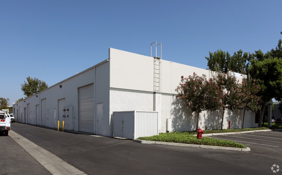 1591 S Sinclair St, Anaheim, CA à louer - Photo du bâtiment - Image 2 de 29