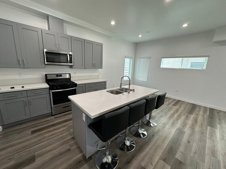 25130 Frampton Ave, Harbor City, CA à vendre - Photo du bâtiment - Image 3 de 8