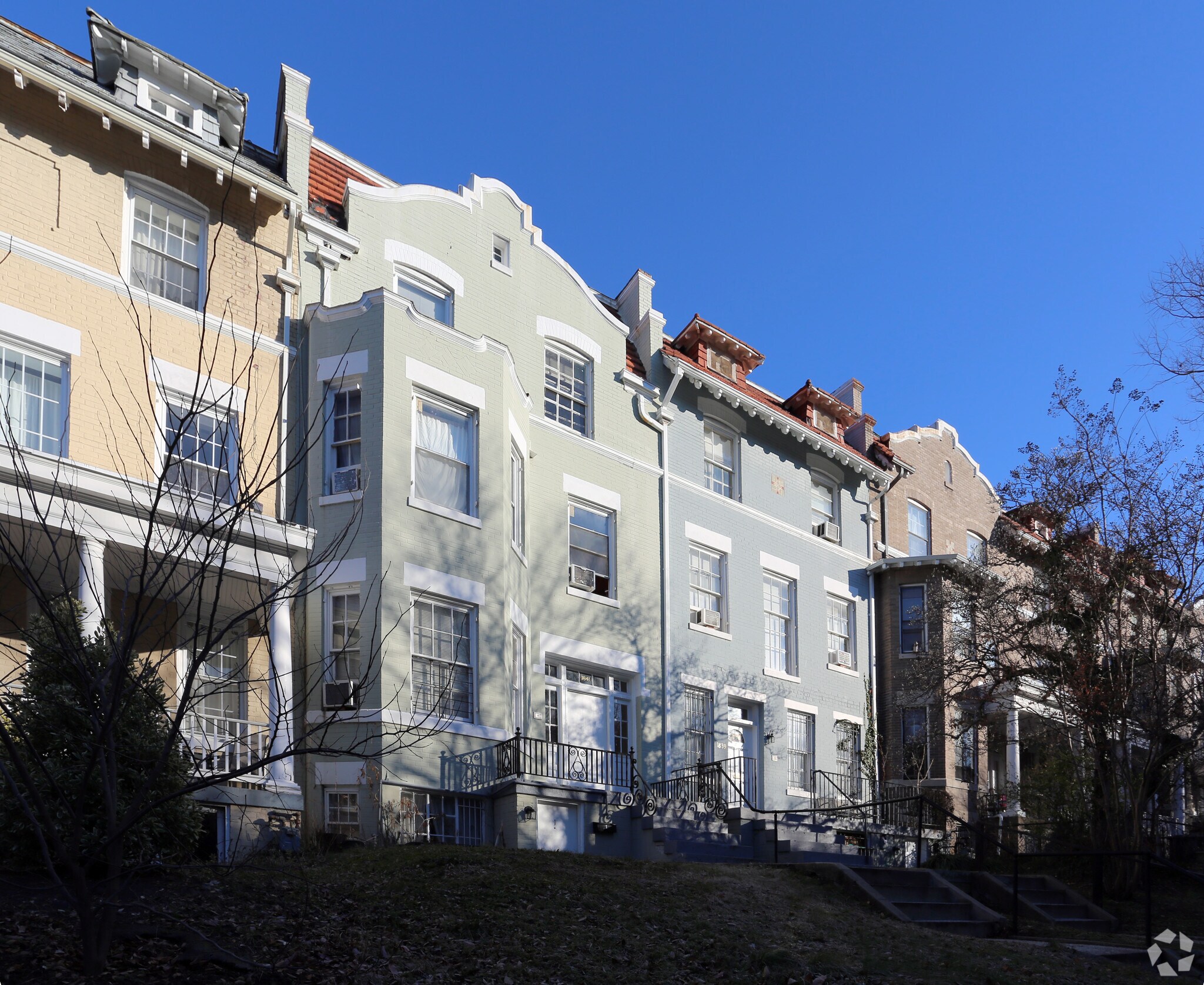 Columbia Heights Portfolio portefeuille de 4 propriétés à vendre sur LoopNet.ca Photo principale- Image 1 de 5