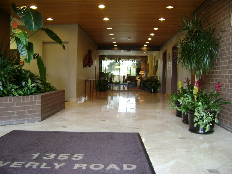 1355 Beverly Rd, McLean, VA à louer - Hall d’entrée - Image 2 de 12