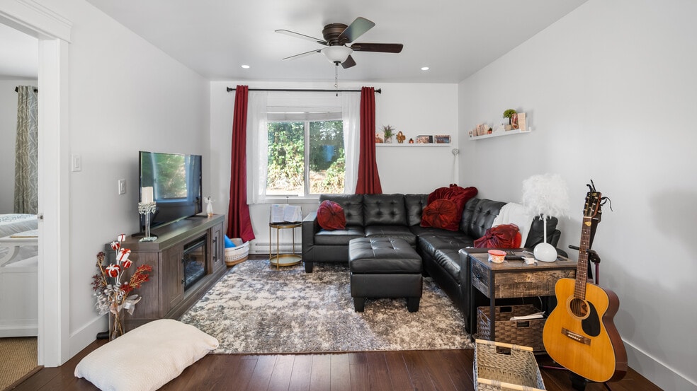 380-400 Third St, Nanaimo, BC for sale - Interior Photo - Image 3 of 4