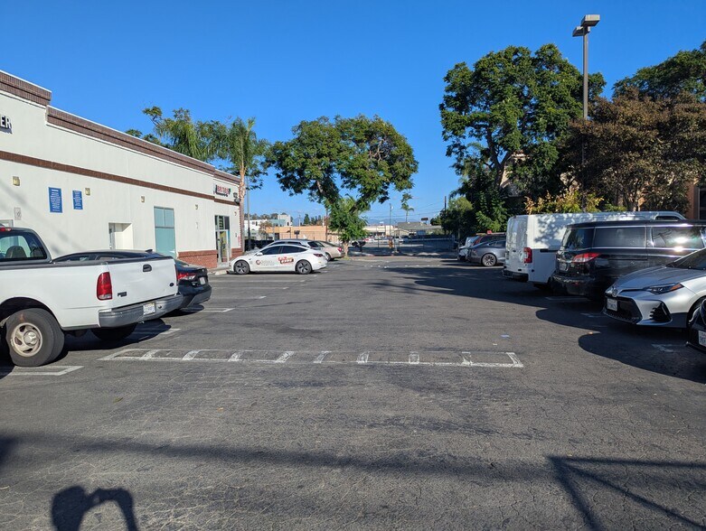 122 E 17th St, Santa Ana, CA à louer - Photo du bâtiment - Image 3 de 7