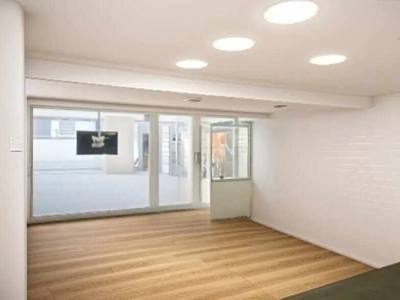 Retail in Lyon for lease - Interior Photo - Image 2 of 4