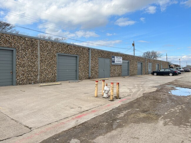 Plus de détails pour 719 N Hampton Rd, DeSoto, TX - Industriel à louer