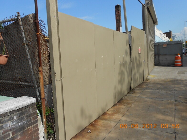 98 to 114 Berriman Street portfolio of 4 properties for sale on LoopNet.ca - Building Photo - Image 3 of 17