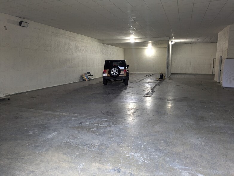 177 Dunn Creek Bnd, Flat Rock, NC for lease - Interior Photo - Image 2 of 8