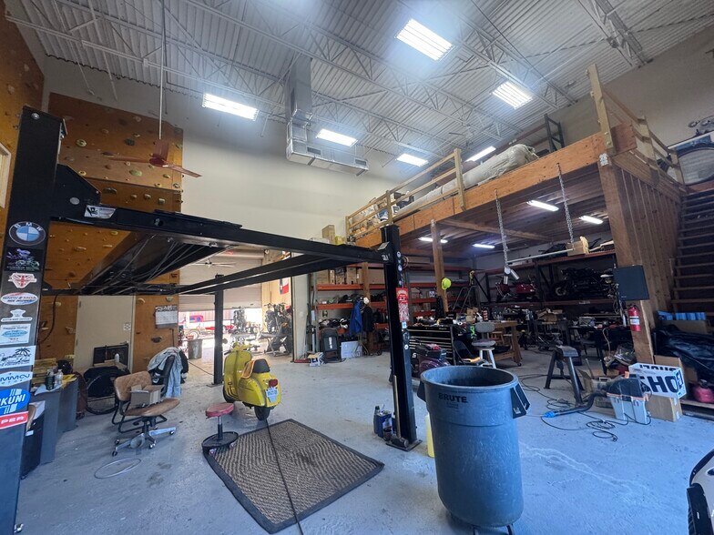 4366 Centergate, San Antonio, TX for lease - Building Photo - Image 2 of 11