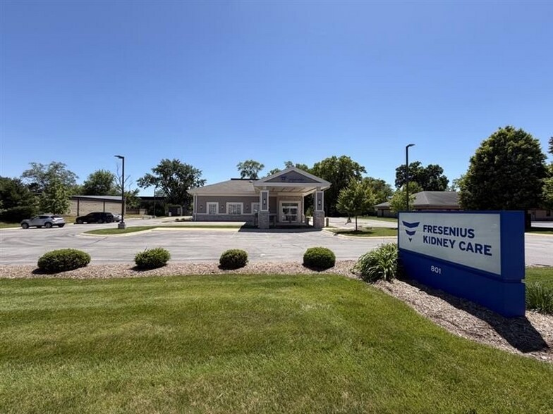 801 W Bristol St, Elkhart, IN à louer - Photo du bâtiment - Image 2 de 20