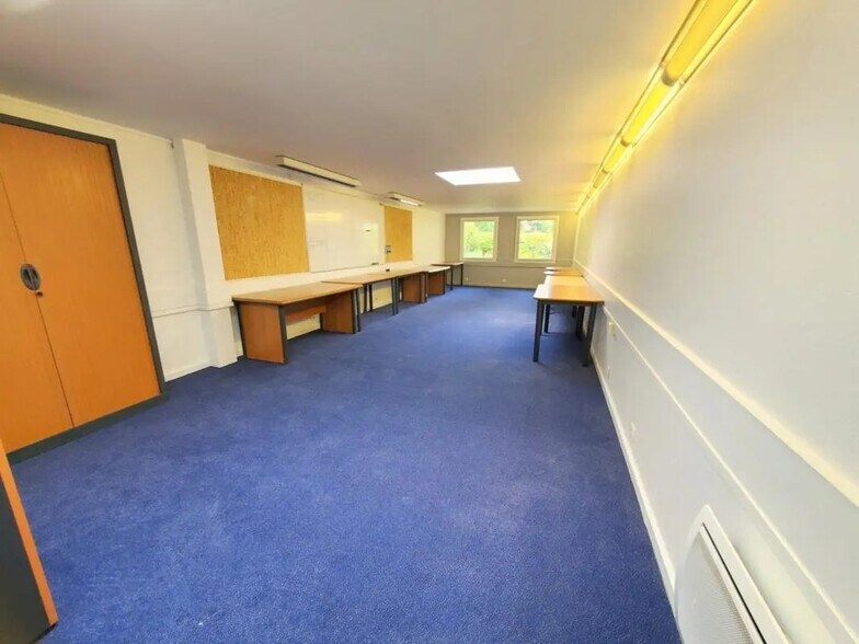 Office in Versailles for lease - Interior Photo - Image 2 of 7