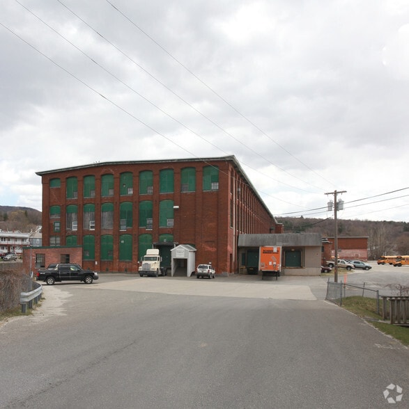 7 Hoosac St, Adams, MA à vendre - Photo du bâtiment - Image 2 de 12