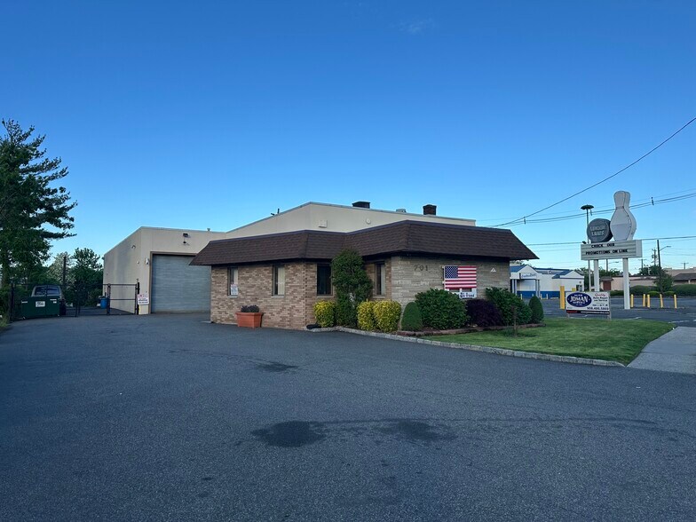 701 N Stiles St, Linden, NJ à louer - Photo du bâtiment - Image 1 de 3