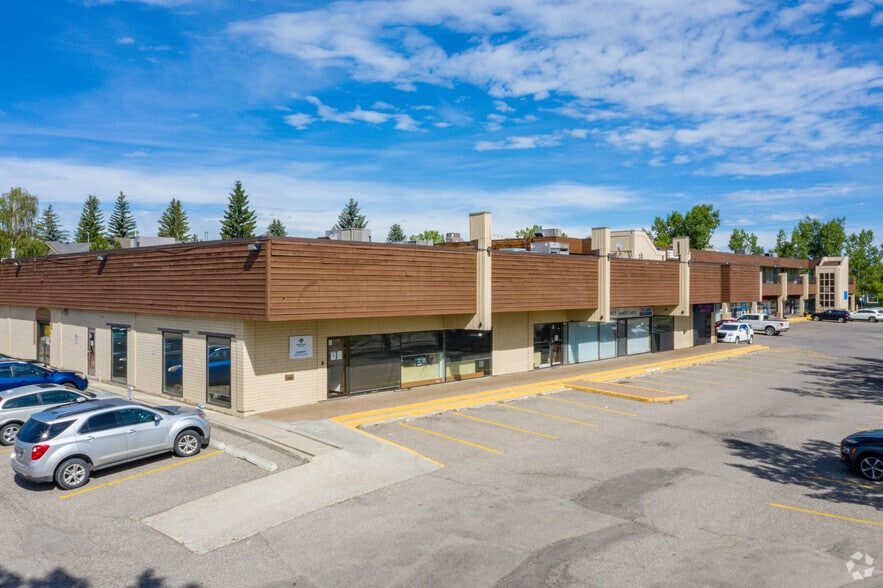 523 Woodpark Blvd SW, Calgary, AB à louer - Photo du bâtiment - Image 2 de 4