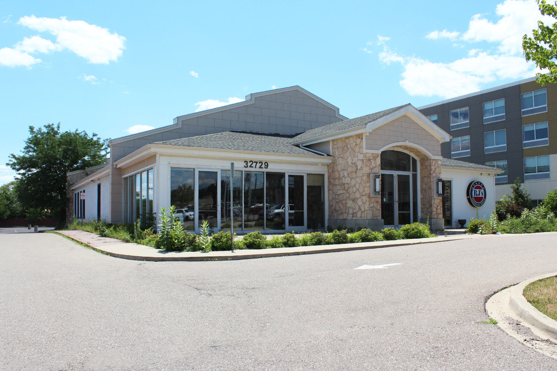 32729 Northwestern Hwy, Farmington Hills, MI for lease Building Photo- Image 1 of 6