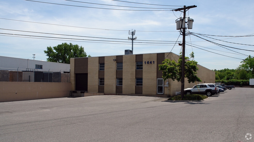 Sherman Avenue portfolio of 2 properties for sale on LoopNet.ca - Primary Photo - Image 2 of 3