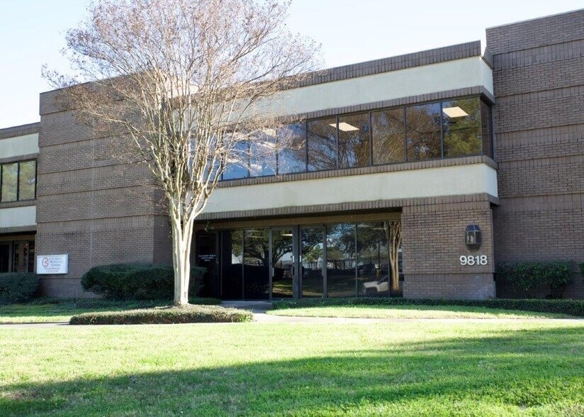 9818 Whithorn Dr, Houston, TX à vendre - Photo du bâtiment - Image 2 de 26