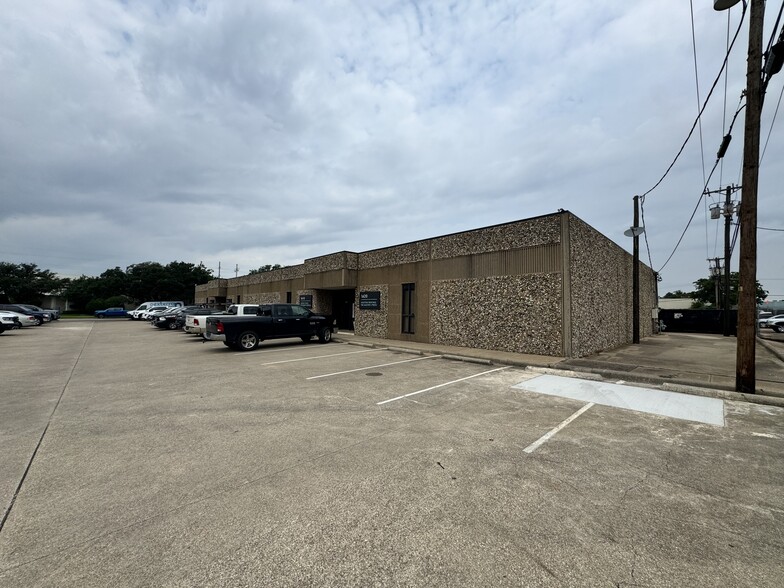 1614-1620 Surveyor Blvd, Carrollton, TX for lease - Building Photo - Image 1 of 10