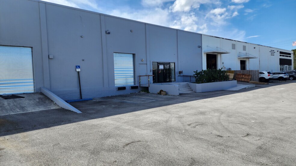 7890 NW 34th St, Miami, FL à louer - Photo du bâtiment - Image 3 de 20
