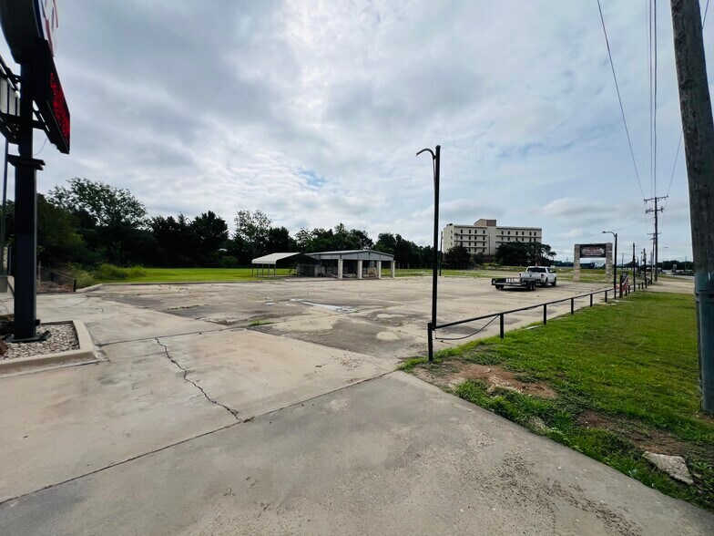 1614 N Main St, Cleburne, TX à vendre - Photo du bâtiment - Image 3 de 13